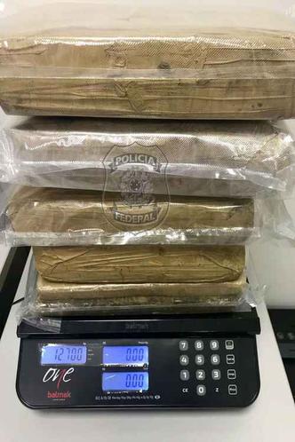 Droga estava escondida na mala da adolescente (foto: ( foto:Divulgação/Polícia Federal)) Droga estava escondida na mala da adolescente (foto: ( foto:Divulgação/Polícia Federal))