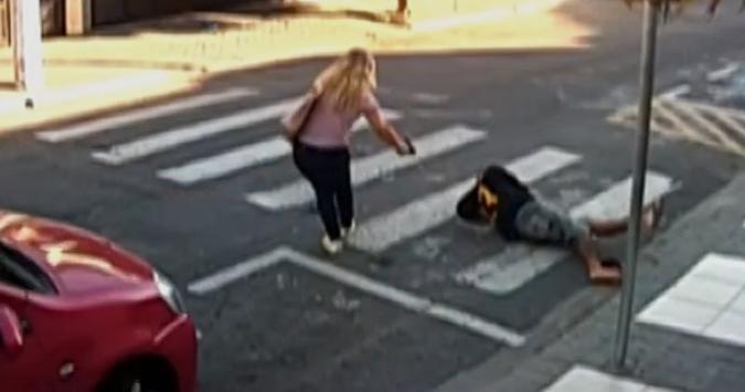 Cabo da PM, Kátia da Silva Sastre, de 42 anos, reage a uma tentativa de assalto (foto: Reprodução/Câmera de Segurança) Cabo da PM, Kátia da Silva Sastre, de 42 anos, reage a uma tentativa de assalto (foto: Reprodução/Câmera de Segurança)