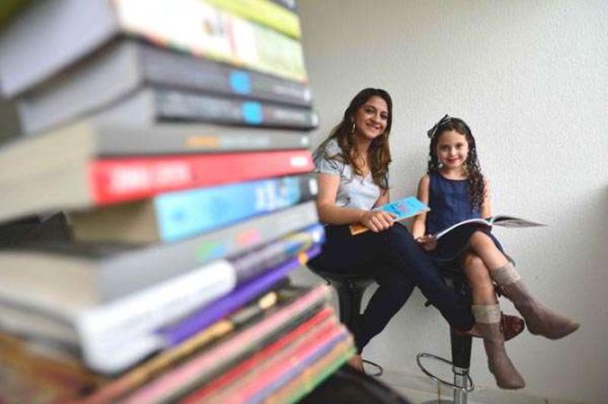 Roberta Fraga e a filha Clarice são voluntárias na arrecadação de livros: Roberta Fraga e a filha Clarice são voluntárias na arrecadação de livros: