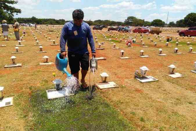 Equipes dos cemitérios serão reforçadas: administração terá 26 profissionais a mais, e segurança contará com 50 vigilantes extras(foto: Caroline Cintra/CB/D.A Press)