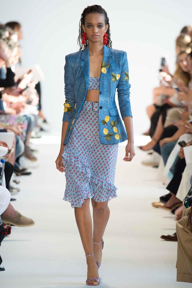 Coleção da Altuzarra de primavera-verão 2017: o blazer de alfaiataria ganha toque divertido com as aplicações de frutas.(foto: Yannis Vlamos/Indigital.tv) Coleção da Altuzarra de primavera-verão 2017: o blazer de alfaiataria ganha toque divertido com as aplicações de frutas.(foto: Yannis Vlamos/Indigital.tv)