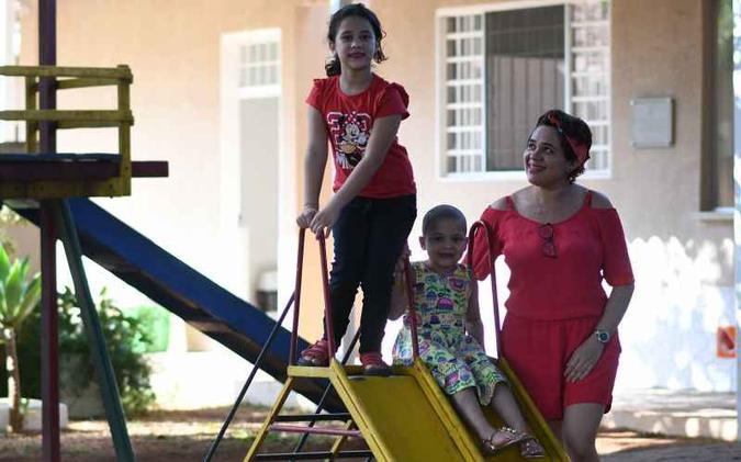 Alice (ao centro), com a mãe, Marcela, e a irmã, Bianca: energia de sobra(foto: Ed Alves/CB/D.A Press) Alice (ao centro), com a mãe, Marcela, e a irmã, Bianca: energia de sobra(foto: Ed Alves/CB/D.A Press)