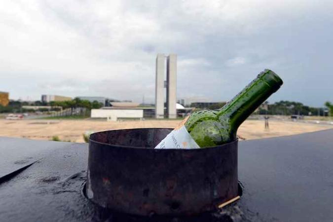 No lado externo, no alto de uma torre erguida em diagonal, ardia a chama eterna. Na manhã desta segunda, havia uma garrafa de vinho(foto: Ed Alves/CB/D.A Press) No lado externo, no alto de uma torre erguida em diagonal, ardia a chama eterna. Na manhã desta segunda, havia uma garrafa de vinho(foto: Ed Alves/CB/D.A Press)