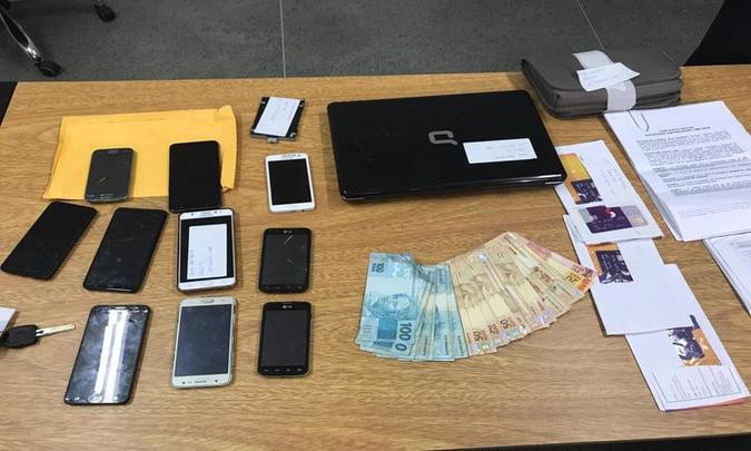 Com os membros da organização foram apreendidos celulares, documentos, dinheiro e cartões(foto: PCDF/Divulgação) Com os membros da organização foram apreendidos celulares, documentos, dinheiro e cartões(foto: PCDF/Divulgação)