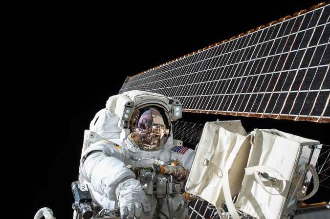 Scott Kelly se ofereceu para o estudo de gêmeos da Nasa e passou um ano no espaço, fazendo pesquisas na Estação Espacial Internacional (foto: Nasa/Divulgação) Scott Kelly se ofereceu para o estudo de gêmeos da Nasa e passou um ano no espaço, fazendo pesquisas na Estação Espacial Internacional (foto: Nasa/Divulgação)