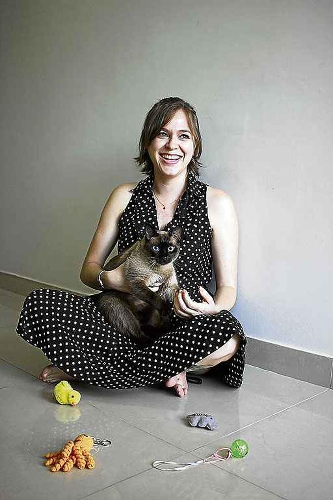 A gata de Lorenna Duarte, tem crises de estresse frequentes sempre que a auxiliar administrativa faz alguma alteração na rotina.(foto: Vinicius Cardoso Vieira/Esp. CB/D.A Press) A gata de Lorenna Duarte, tem crises de estresse frequentes sempre que a auxiliar administrativa faz alguma alteração na rotina.(foto: Vinicius Cardoso Vieira/Esp. CB/D.A Press)
