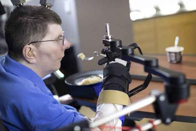 A pesquisa com Kochevar é parte do teste clínico piloto BrainGate2, que está sendo conduzido por um consórcio de acadêmicos e de instituições tecnológicas para testar o sistema de interface em pessoas com paralisias(foto: Case Western Reserve University/Cleveland FES Center/Divulgação) A pesquisa com Kochevar é parte do teste clínico piloto BrainGate2, que está sendo conduzido por um consórcio de acadêmicos e de instituições tecnológicas para testar o sistema de interface em pessoas com paralisias(foto: Case Western Reserve University/Cleveland FES Center/Divulgação)