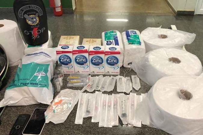 Com os suspeitos, os policiais militares apreenderam seringas, rolos de papel, medicamentos variados e lenços(foto: PMDF/Divulgação) Com os suspeitos, os policiais militares apreenderam seringas, rolos de papel, medicamentos variados e lenços(foto: PMDF/Divulgação)