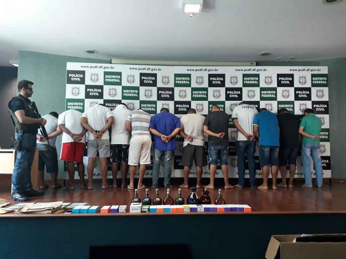 Além dos 12 homens presos no Distrito Federal, uma pessoa foi detida em Afogados da Ingazeira (PE) e um indivíduo está foragido(foto: PCDF/Divulgação) Além dos 12 homens presos no Distrito Federal, uma pessoa foi detida em Afogados da Ingazeira (PE) e um indivíduo está foragido(foto: PCDF/Divulgação)