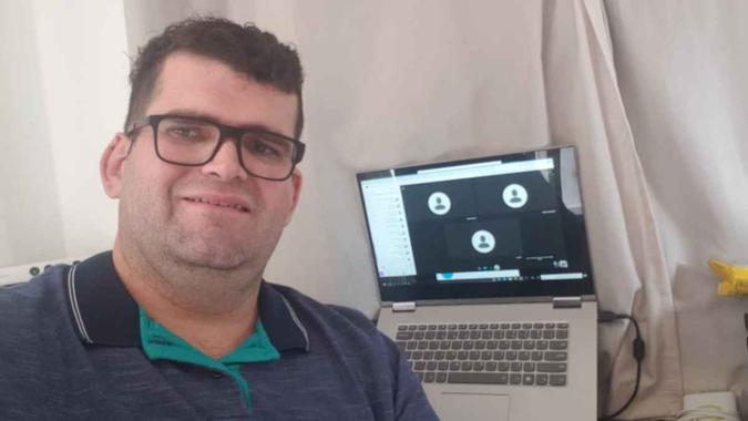 O professor André Imbrioisi explica que, com a metodologia adotada, os alunos não perdem o semestre e ainda seguem a recomendação do governo de evitar aglomerações(foto: Arquivo Pessoal) O professor André Imbrioisi explica que, com a metodologia adotada, os alunos não perdem o semestre e ainda seguem a recomendação do governo de evitar aglomerações(foto: Arquivo Pessoal)