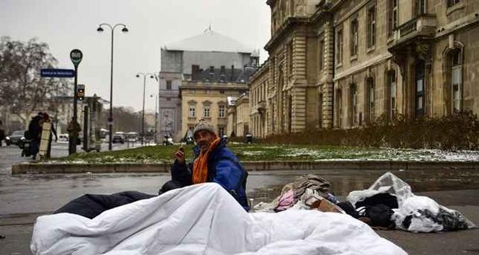 Desde o início do ano, pelo menos 20 sem-teto morreram na região parisiense(foto: Christophe Simon/ AFP) Desde o início do ano, pelo menos 20 sem-teto morreram na região parisiense(foto: Christophe Simon/ AFP)
