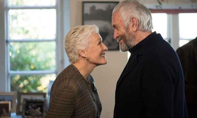 Em 'A esposa', Glenn Close contracena com Jonathan Price: papel que pode lhe dar o primeiro Oscar de melhor atriz(foto: Reprodução/Internet) Em 'A esposa', Glenn Close contracena com Jonathan Price: papel que pode lhe dar o primeiro Oscar de melhor atriz(foto: Reprodução/Internet)