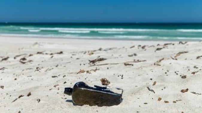 Após seis semanas de investigação, determinou-se que a garrafa foi lançada em 12 de junho de 1886 no oceano Índico(foto: Kym Illman/AFP) Após seis semanas de investigação, determinou-se que a garrafa foi lançada em 12 de junho de 1886 no oceano Índico(foto: Kym Illman/AFP)