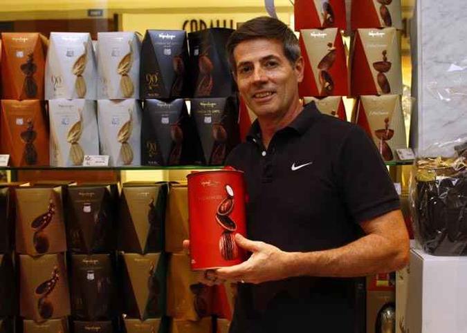 Gerente Rogers Romano aposta em novos sabores a cada ano na Páscoa (foto: Ana Rayssa/Esp. CB/D.A Press ) Gerente Rogers Romano aposta em novos sabores a cada ano na Páscoa (foto: Ana Rayssa/Esp. CB/D.A Press )