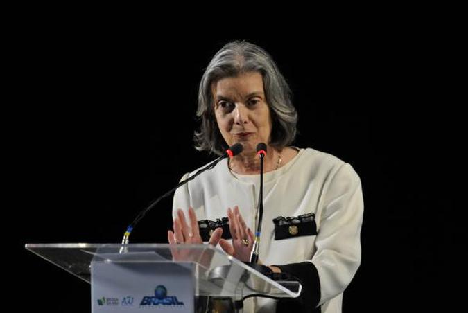 A presidente do STF, ministra Cármen Lúcia, ocupará o posto assim que o presidente Michel Temer deixar o espaço aéreo brasileiro, na viagem que fará a Lima, no Peru, para participar da 8ª Cúpula das Américas (foto: Fabio Rodrigues Pozzebom/Arquivo Agência Brasil ) A presidente do STF, ministra Cármen Lúcia, ocupará o posto assim que o presidente Michel Temer deixar o espaço aéreo brasileiro, na viagem que fará a Lima, no Peru, para participar da 8ª Cúpula das Américas (foto: Fabio Rodrigues Pozzebom/Arquivo Agência Brasil )