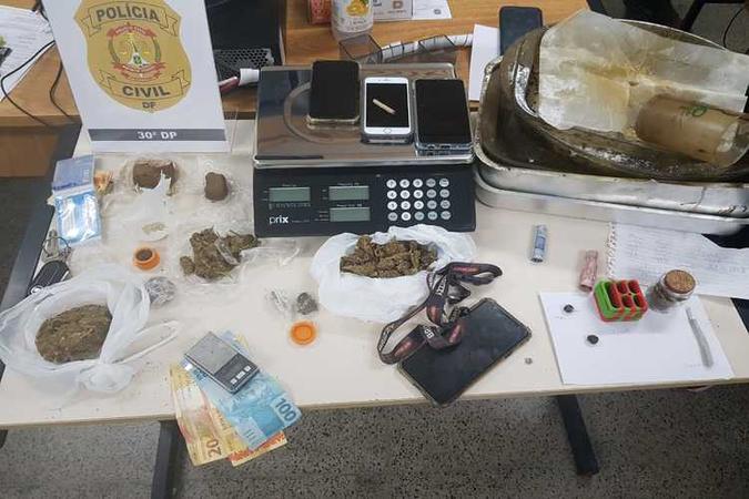 Polícia encontrou um mini laboratório na casa do traficante no Jardim Botânico(foto: Polícia Civil/Divulgação) Polícia encontrou um mini laboratório na casa do traficante no Jardim Botânico(foto: Polícia Civil/Divulgação)