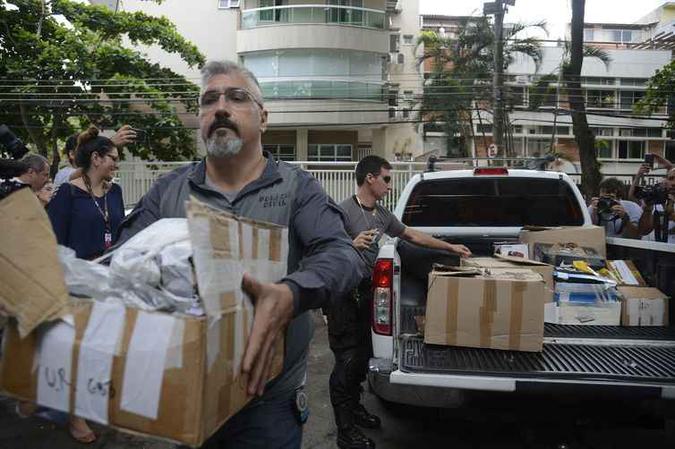 Policiais carregam caixas apreendidas em endereço ligado a suspeito de matar a vereadora Marielle Franco e o motorista Anderson Gomes (foto: Tânia Rêgo/Agência Brasil ) Policiais carregam caixas apreendidas em endereço ligado a suspeito de matar a vereadora Marielle Franco e o motorista Anderson Gomes (foto: Tânia Rêgo/Agência Brasil )