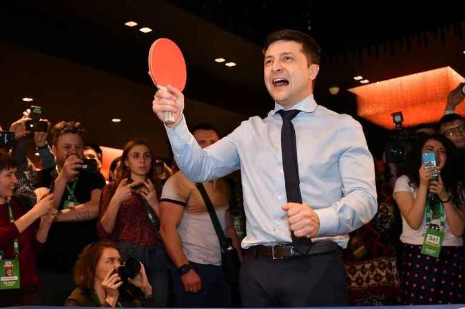 Comediante e candidato presidencial Volodymyr Zelensky joga tênis de mesa com jornalista antes dos resultados provisórios(foto: Genya SAVILOV / AFP) Comediante e candidato presidencial Volodymyr Zelensky joga tênis de mesa com jornalista antes dos resultados provisórios(foto: Genya SAVILOV / AFP)
