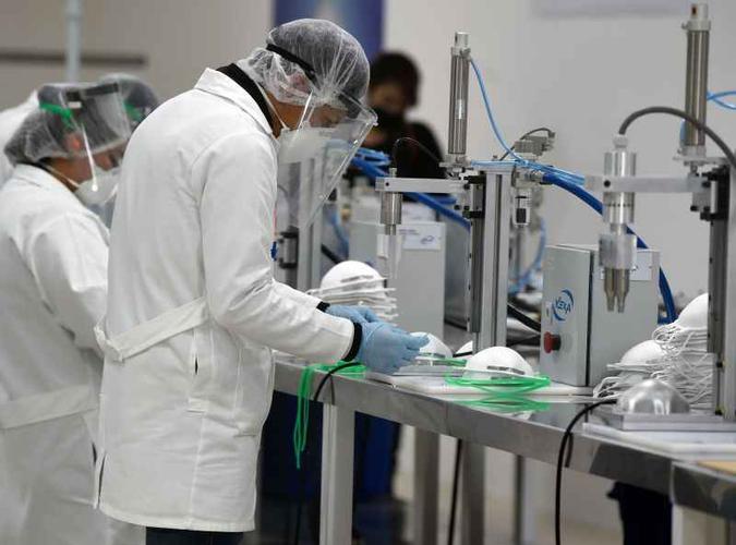Produção de máscaras não atende à demanda atual: busca por reúso(foto: Alfredo Estrella/AFP) Produção de máscaras não atende à demanda atual: busca por reúso(foto: Alfredo Estrella/AFP)