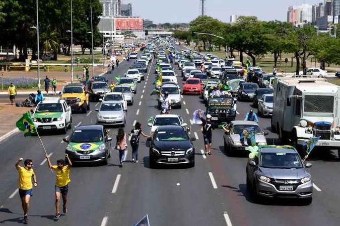 Carreata liderada por eleitores de Jair Bolsonaro (PSL) em Brasília (foto: AFP/Evaristo Sa) Carreata liderada por eleitores de Jair Bolsonaro (PSL) em Brasília (foto: AFP/Evaristo Sa)