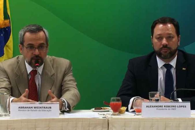 Weintraub (esquerda) e Alexandre Lopes: MEC garante que preparação para o exame está plenamente em dia(foto: Reprodução ) Weintraub (esquerda) e Alexandre Lopes: MEC garante que preparação para o exame está plenamente em dia(foto: Reprodução )