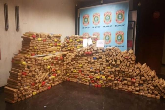 Os policiais faziam barreira ao longo da rodovia, quando viram dois veículos suspeitos(foto: PF/Divulgação) Os policiais faziam barreira ao longo da rodovia, quando viram dois veículos suspeitos(foto: PF/Divulgação)
