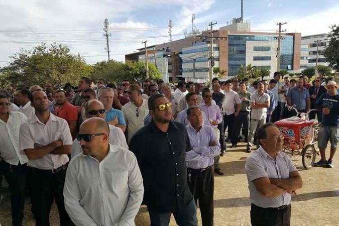 Taxistas se reúnem em frente a um dos telões para acompanhar a votação no plenário da Câmara(foto: Breno Fortes/CB/D.A Press) Taxistas se reúnem em frente a um dos telões para acompanhar a votação no plenário da Câmara(foto: Breno Fortes/CB/D.A Press)