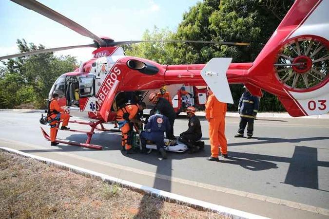 Socorristas acionaram o helicóptero dos bombeiros para socorrer a criança. Ela foi levada, inconsciente, para o Hospital de Base do Distrito Federal (HBDF)(foto: CBMDF/Divulgação) Socorristas acionaram o helicóptero dos bombeiros para socorrer a criança. Ela foi levada, inconsciente, para o Hospital de Base do Distrito Federal (HBDF)(foto: CBMDF/Divulgação)