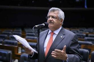 Querem usar dinheiro do Fundeb em outro programa, denuncia parlamentar