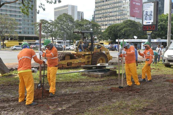 Operadores de tratores também trabalham na limpeza da área para possibilitar os desvios que estão sendo feitos(foto: Marcelo Ferreira/CB/D.A Press) Operadores de tratores também trabalham na limpeza da área para possibilitar os desvios que estão sendo feitos(foto: Marcelo Ferreira/CB/D.A Press)