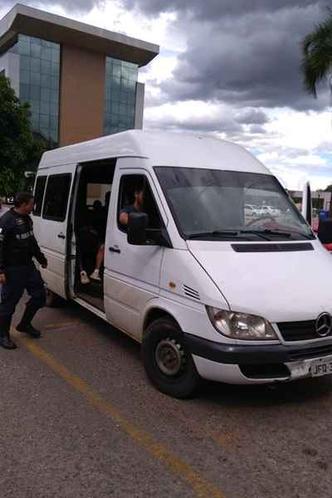 Van transportava passageiro com limite acima da capacidade (foto: Polícia Militar/Divulgação) Van transportava passageiro com limite acima da capacidade (foto: Polícia Militar/Divulgação)
