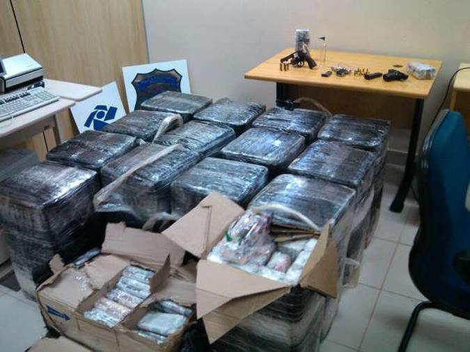 Com o grupo foram encontrados 4.860 tubos de lança-perfume(foto: Divulgação/Polícia Civil) Com o grupo foram encontrados 4.860 tubos de lança-perfume(foto: Divulgação/Polícia Civil)