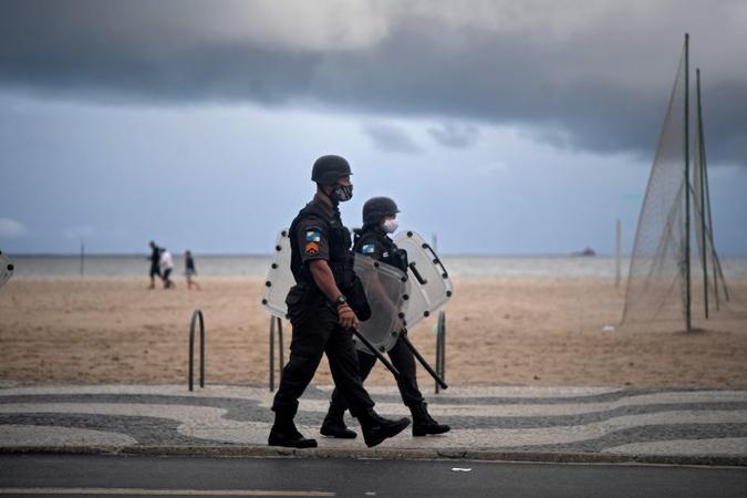No Estado, Duque de Caxias é a terceira cidade que mais registrou óbitos pela covid-19. O município acumula 454 mortes e 3.341 casos confirmados pela doença(foto: AFP / MAURO PIMENTEL) No Estado, Duque de Caxias é a terceira cidade que mais registrou óbitos pela covid-19. O município acumula 454 mortes e 3.341 casos confirmados pela doença(foto: AFP / MAURO PIMENTEL)
