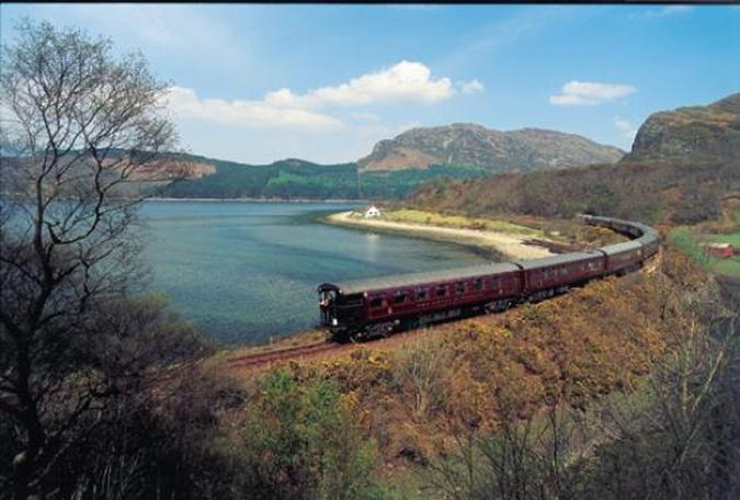 O trem parte da Princes Street, em Edimburgo, e percorre as Higlands escocesas: imagens para guardar na memória(foto: Orient-Express/Divulgação) O trem parte da Princes Street, em Edimburgo, e percorre as Higlands escocesas: imagens para guardar na memória(foto: Orient-Express/Divulgação)