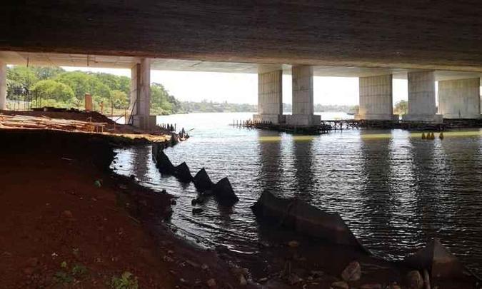 Suspeito de feminicídio no Pedregal é encontrado morto debaixo da Ponte do Bragueto, no DF, na manhã desta terça-feira (15/10)(foto: Lis Cappi/CB/D.A Press) Suspeito de feminicídio no Pedregal é encontrado morto debaixo da Ponte do Bragueto, no DF, na manhã desta terça-feira (15/10)(foto: Lis Cappi/CB/D.A Press)