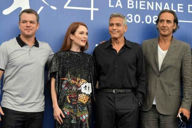Os atores Matt Damon e Julianne Moore, o diretor George Clooney e o compositor francês Alexandre Desplat(foto: AFP / Tiziana FABI) Os atores Matt Damon e Julianne Moore, o diretor George Clooney e o compositor francês Alexandre Desplat(foto: AFP / Tiziana FABI)