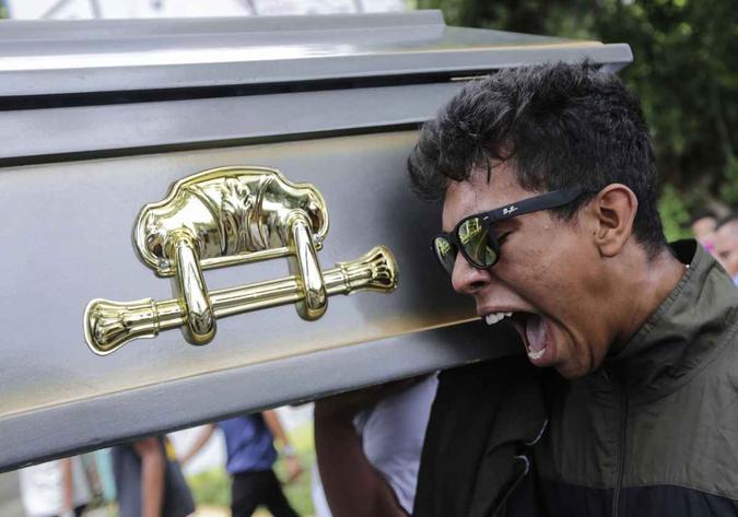 O país enfrenta uma onda de violência em que mais de 300 pessoas já foram mortas(foto: Inti Ocon / AFP) O país enfrenta uma onda de violência em que mais de 300 pessoas já foram mortas(foto: Inti Ocon / AFP)