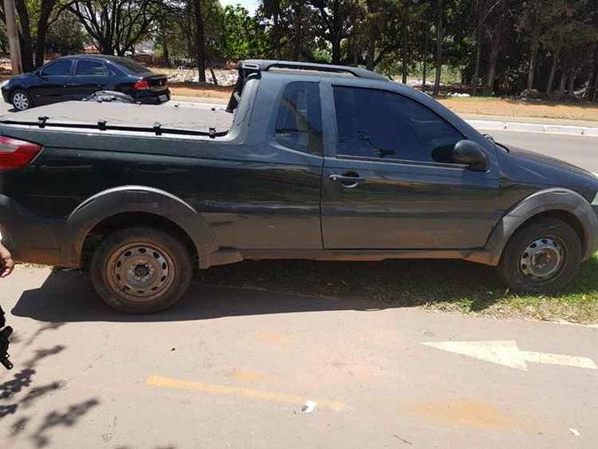 Carro utilizado por criminosos que fugiram da PM, em Ceilândia(foto: Divulgação/PMDF) Carro utilizado por criminosos que fugiram da PM, em Ceilândia(foto: Divulgação/PMDF)