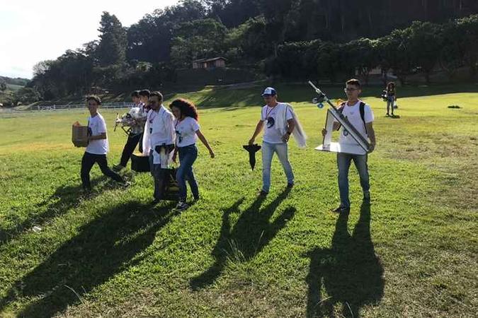 Equipe brasiliense leva foguete para a competição (foto: Arquivo pessoal ) Equipe brasiliense leva foguete para a competição (foto: Arquivo pessoal )