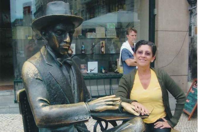 Farise Bolzom posa ao lado do poeta Fernando Pessoa, em Lisboa(foto: Arquivo pessoal) Farise Bolzom posa ao lado do poeta Fernando Pessoa, em Lisboa(foto: Arquivo pessoal)