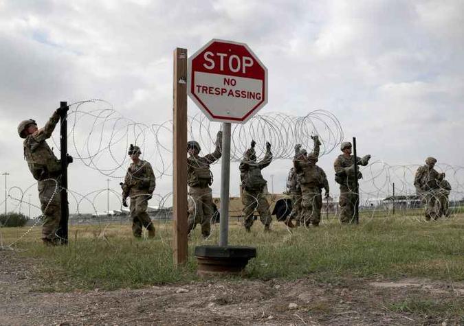 Soldados americanos proíbem passagem de imigrantes na fronteira entre Estados Unidos e México, em novembro de 2018(foto: John Moore/AFP) Soldados americanos proíbem passagem de imigrantes na fronteira entre Estados Unidos e México, em novembro de 2018(foto: John Moore/AFP)