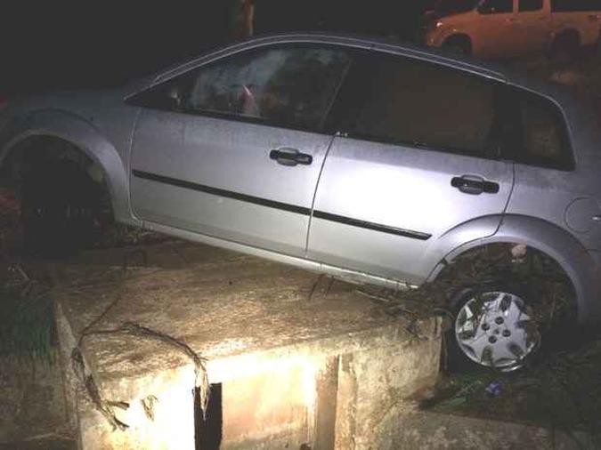 O Ford Fiesta parou em um bueiro na BR-060(foto: PRF/Divulgação) O Ford Fiesta parou em um bueiro na BR-060(foto: PRF/Divulgação)