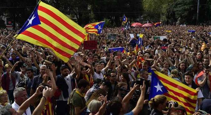 Autoridades catalãs os descreveram como presos políticos e milhares de pessoas foram às ruas da Catalunha em sua defesa(foto: PIERRE-PHILIPPE MARCOU/AFP) Autoridades catalãs os descreveram como presos políticos e milhares de pessoas foram às ruas da Catalunha em sua defesa(foto: PIERRE-PHILIPPE MARCOU/AFP)