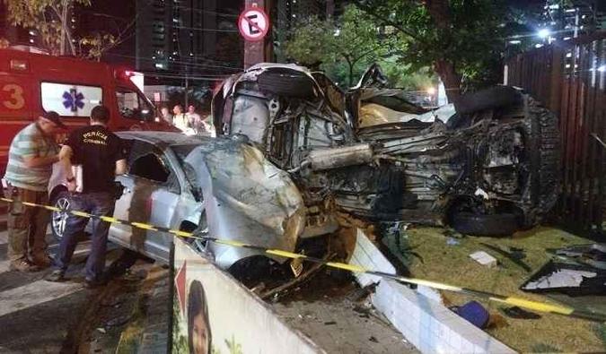 Veículo que conduzia cinco vítimas capotou e colidiu com um poste e duas mulheres morreram no local(foto: Adaira Sene/DP ) Veículo que conduzia cinco vítimas capotou e colidiu com um poste e duas mulheres morreram no local(foto: Adaira Sene/DP )