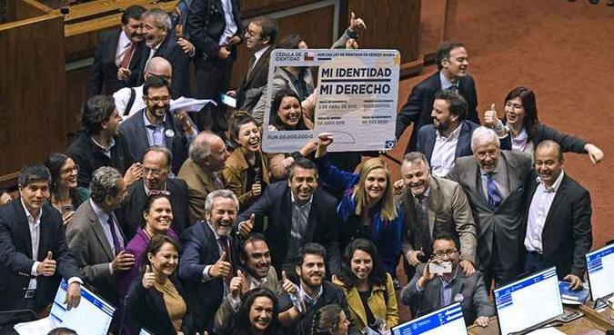 Quando entrar em vigor, os maiores de 18 anos poderão mudar de nome e sexo com um procedimento simples no Registro Civil e os casados em um tribunal de família(foto: AFP) Quando entrar em vigor, os maiores de 18 anos poderão mudar de nome e sexo com um procedimento simples no Registro Civil e os casados em um tribunal de família(foto: AFP)
