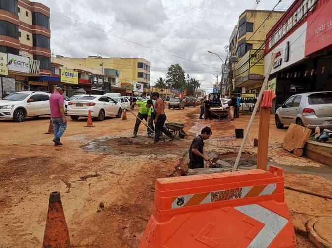 Um mutirão de obras da Administração de Vicente Pires tenta revitalizar bueiros para ajudar no escoamento de água (foto: Lis Cappi/CB/D.A Press) Um mutirão de obras da Administração de Vicente Pires tenta revitalizar bueiros para ajudar no escoamento de água (foto: Lis Cappi/CB/D.A Press)