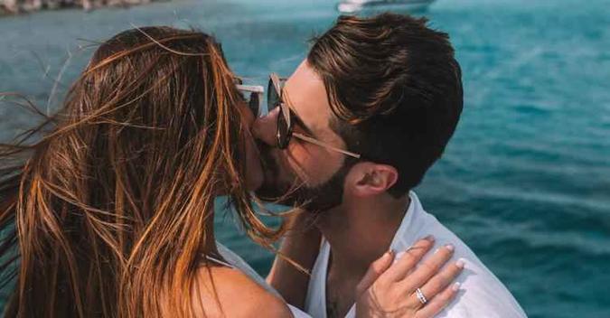 Os fãs começaram a desconfiar que o casal tinha noivado, após repararem que Romana estava usando um anel na mão direita, após fotos da viagem publicadas pelo DJ(foto: Great Assessoria/Divulgação ) Os fãs começaram a desconfiar que o casal tinha noivado, após repararem que Romana estava usando um anel na mão direita, após fotos da viagem publicadas pelo DJ(foto: Great Assessoria/Divulgação )