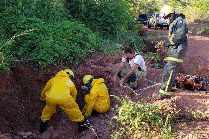 Bombeiros recuperam corpo da vítima jogado em manilha(foto: PCDF/Divulgação) Bombeiros recuperam corpo da vítima jogado em manilha(foto: PCDF/Divulgação)