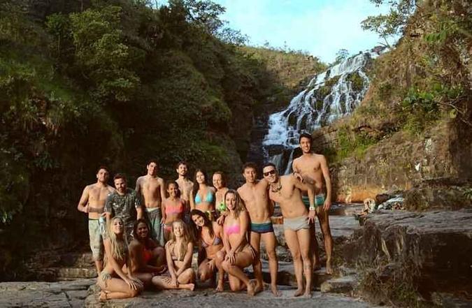 Gabriela (segunda, da direita para a esquerda) e os amigos(foto: Arquivo pessoal) Gabriela (segunda, da direita para a esquerda) e os amigos(foto: Arquivo pessoal)