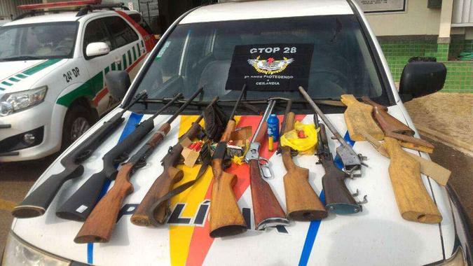 Segundo a PM, uma arma é uso restrito e duas de chumbinho aptas para munição .22(foto: Divulgação/PMDF) Segundo a PM, uma arma é uso restrito e duas de chumbinho aptas para munição .22(foto: Divulgação/PMDF)